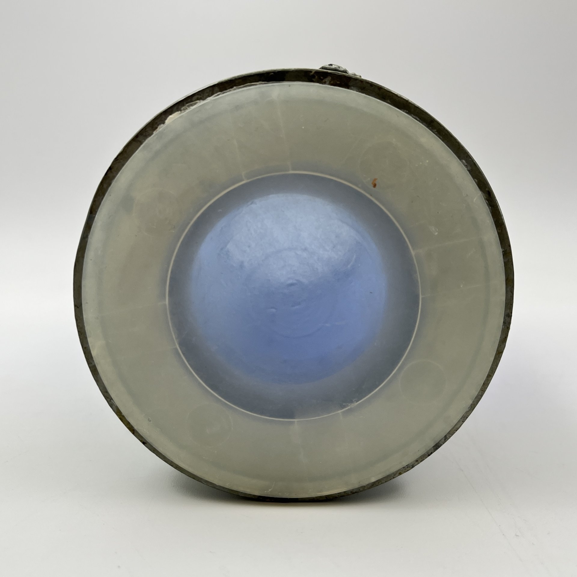 Ваза синего оттенка в оплетке с изображением оленя, цветное стекло, металл, пластик, СССР, 1970-1990 гг.