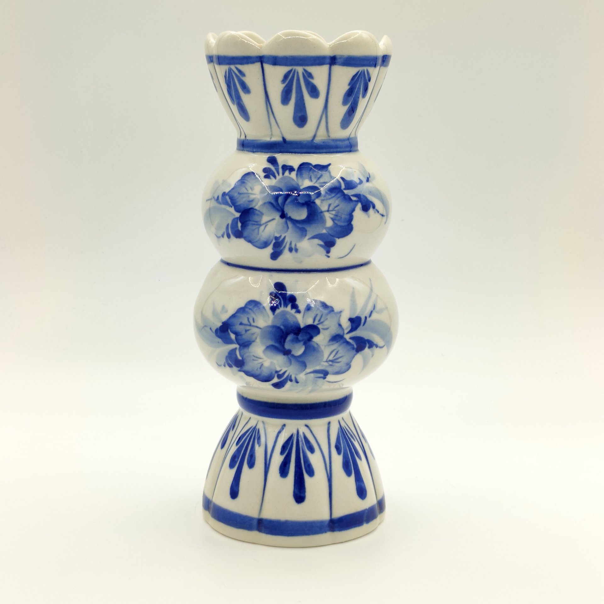 Ваза, украшенная цветочным декором, Гжель, фарфор, роспись, Российская Федерация, 1991-2015 гг.