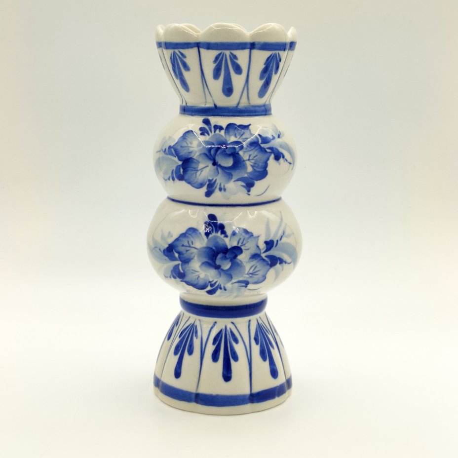 Ваза, украшенная цветочным декором, Гжель, фарфор, роспись, Российская Федерация, 1991-2015 гг.