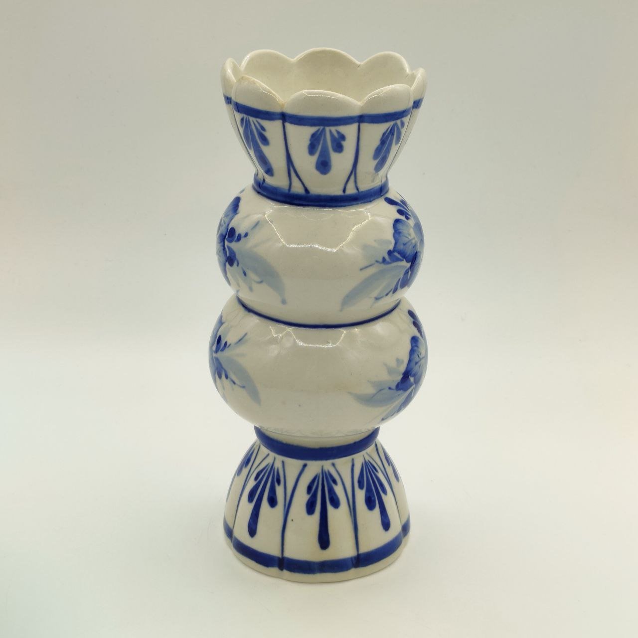 Ваза, украшенная цветочным декором, Гжель, фарфор, роспись, Российская Федерация, 1991-2015 гг.