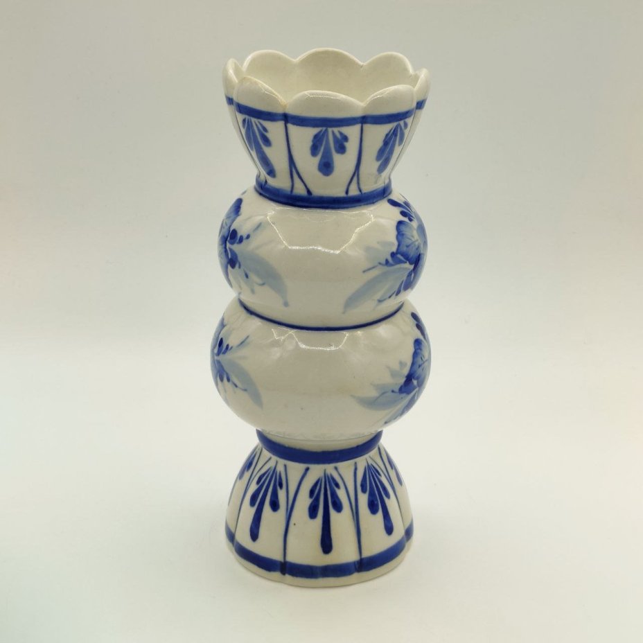 Ваза, украшенная цветочным декором, Гжель