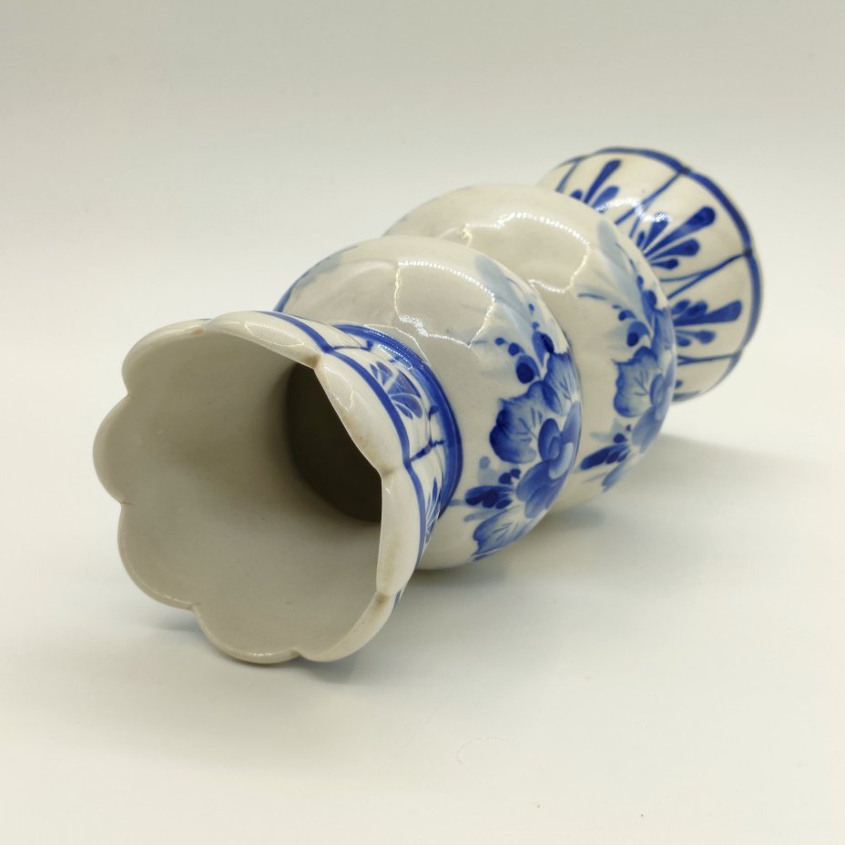 Ваза, украшенная цветочным декором, Гжель