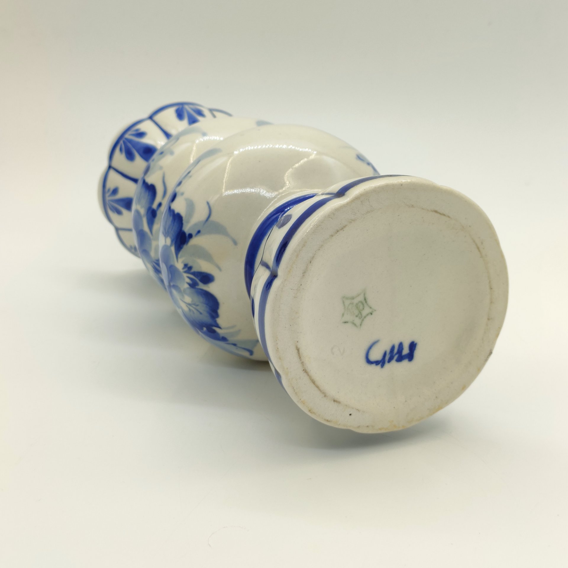 Ваза, украшенная цветочным декором, Гжель, фарфор, роспись, Российская Федерация, 1991-2015 гг.