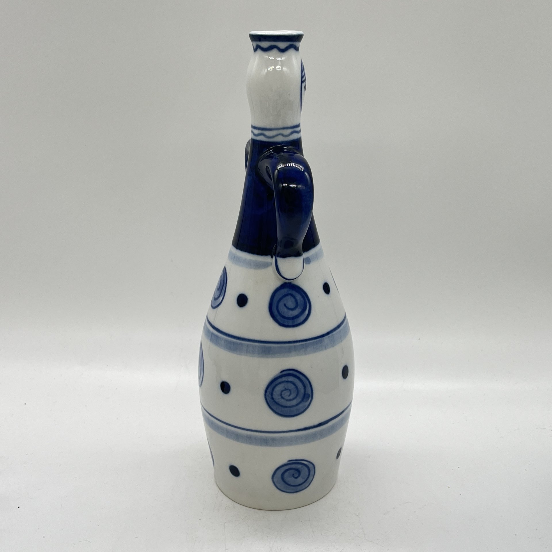 Ваза "Женщина" для одного цветка с ручками, Гжель, фарфор, роспись, Россия, 1990-2000 гг.