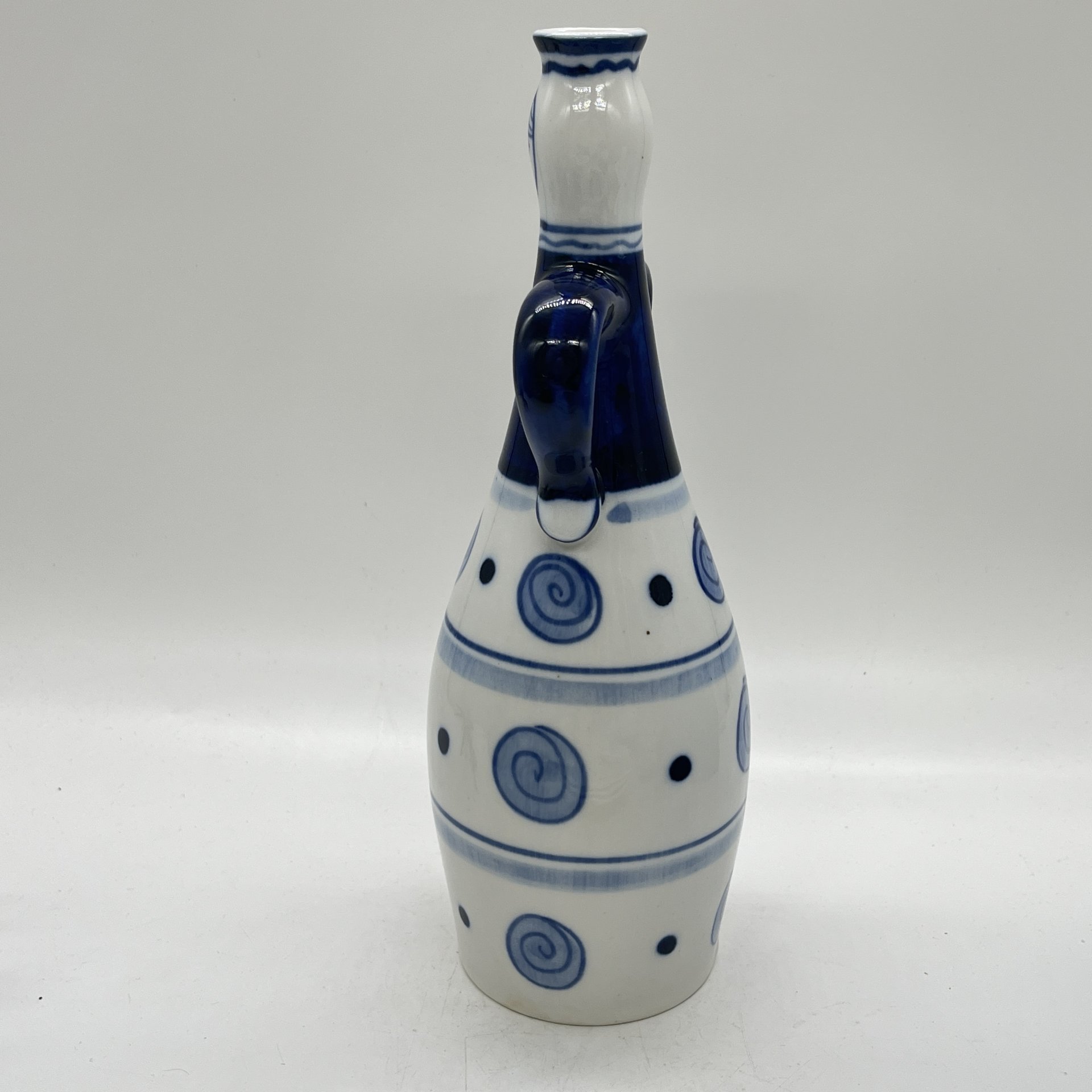 Ваза "Женщина" для одного цветка с ручками, Гжель, фарфор, роспись, Россия, 1990-2000 гг.