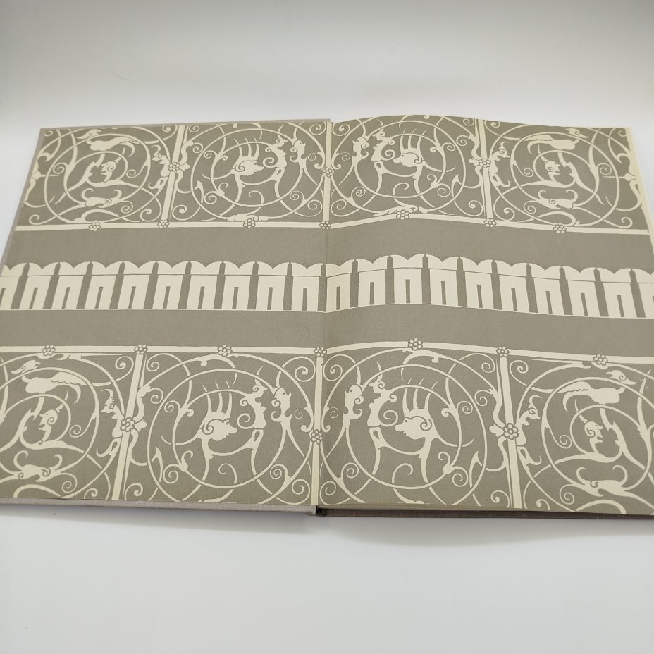 Книга (альбом) "Московский Кремль", составители А.А. Гончарова и Н.В. Гордеев, бумага, печать, Издательство «Советский художник», СССР, 1966 г.