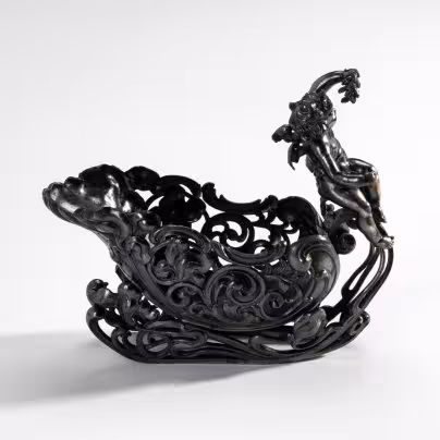 Фруктовница (подставка для бутылки) "Путти на санях" (фирма "Albert Kohler u Cie")