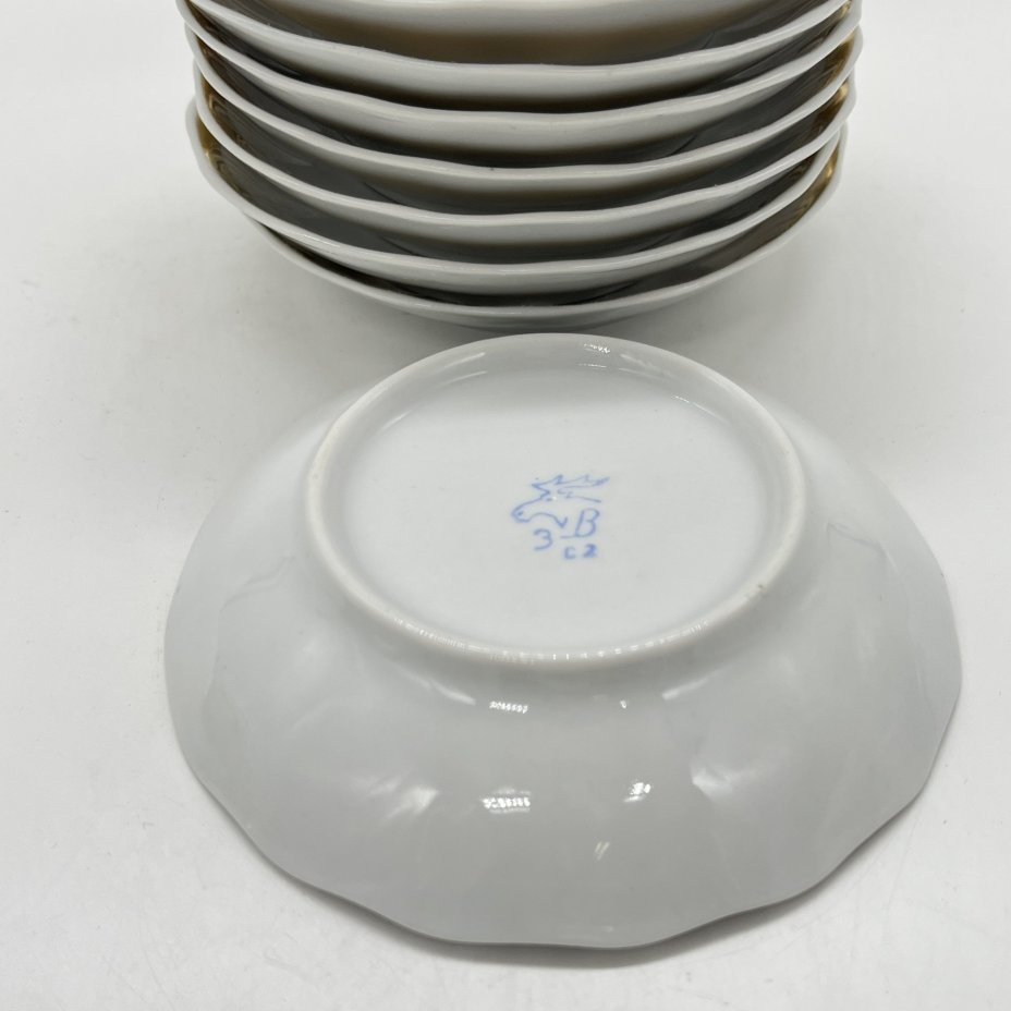 Набор из 8 блюдец с лаконичным декором, фарфор, золочение, Дмитровский фарфоровый завод (ДФЗ Вербилки), СССР, 1965-1991 гг.