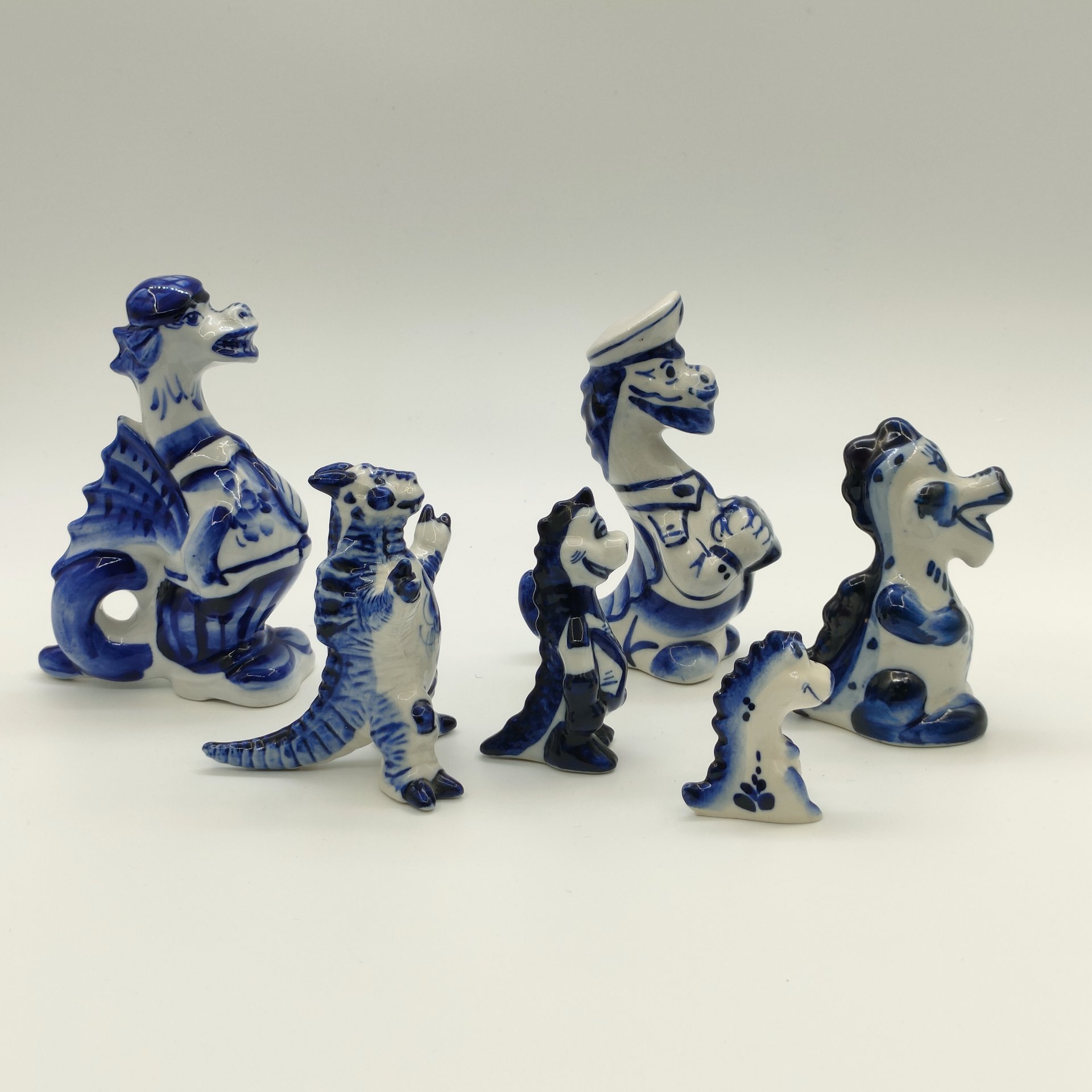 Набор из шести статуэток "Драконы", Гжель, фарфор, роспись, Россия, 1990-2010 гг.