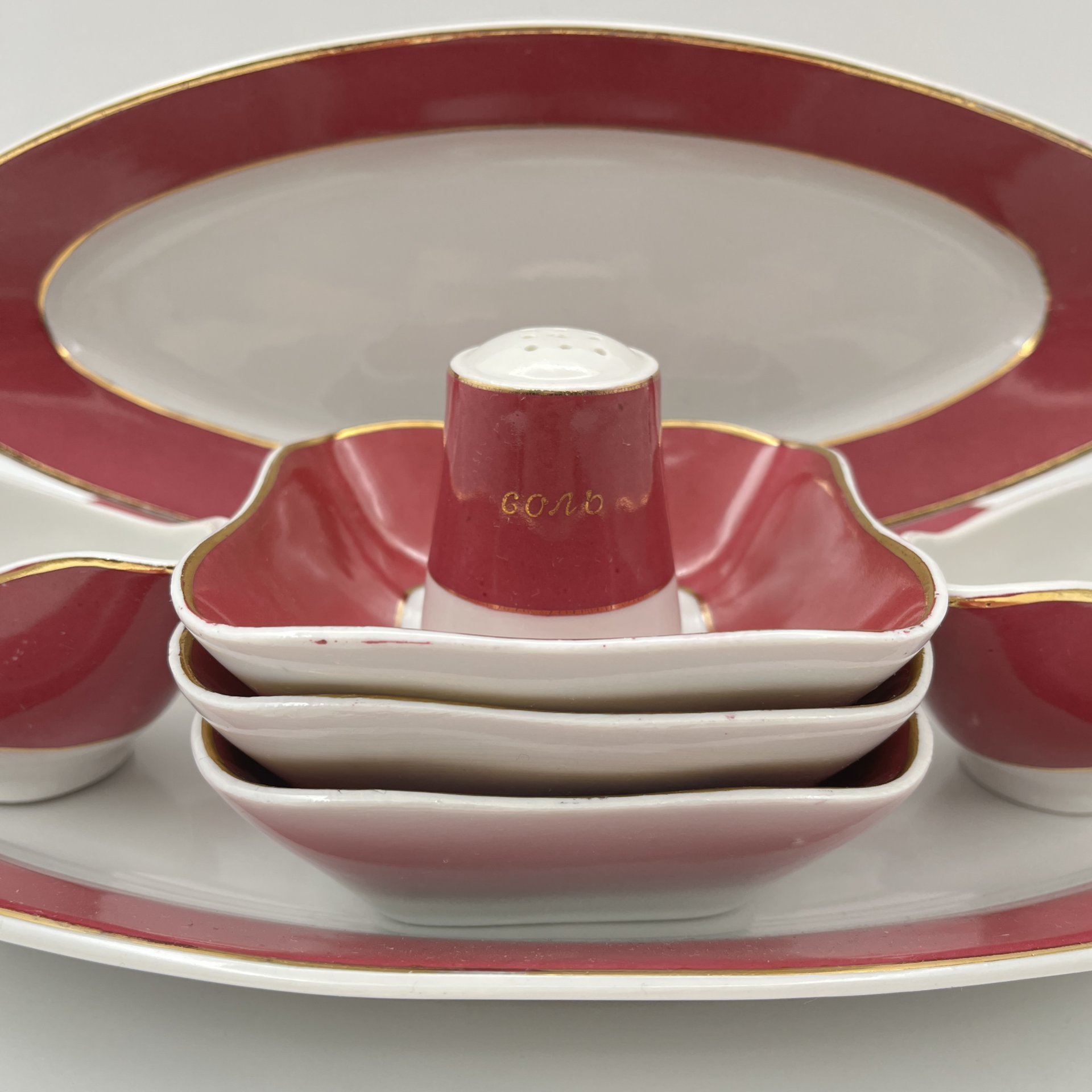 Набор сервировочный малинового оттенка (8 предметов)