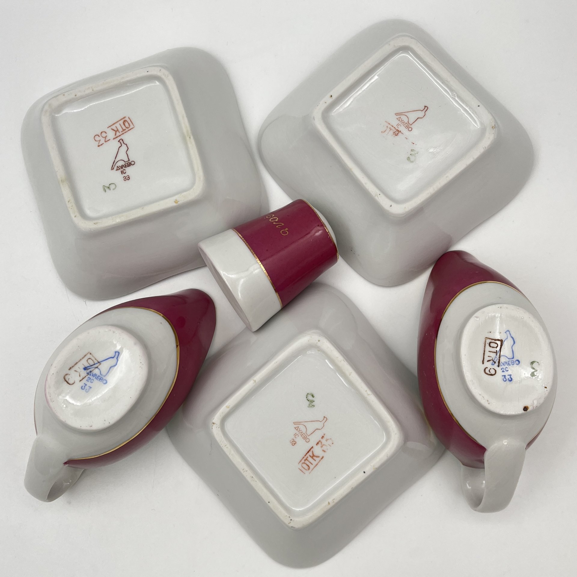 Набор сервировочный малинового оттенка (8 предметов)