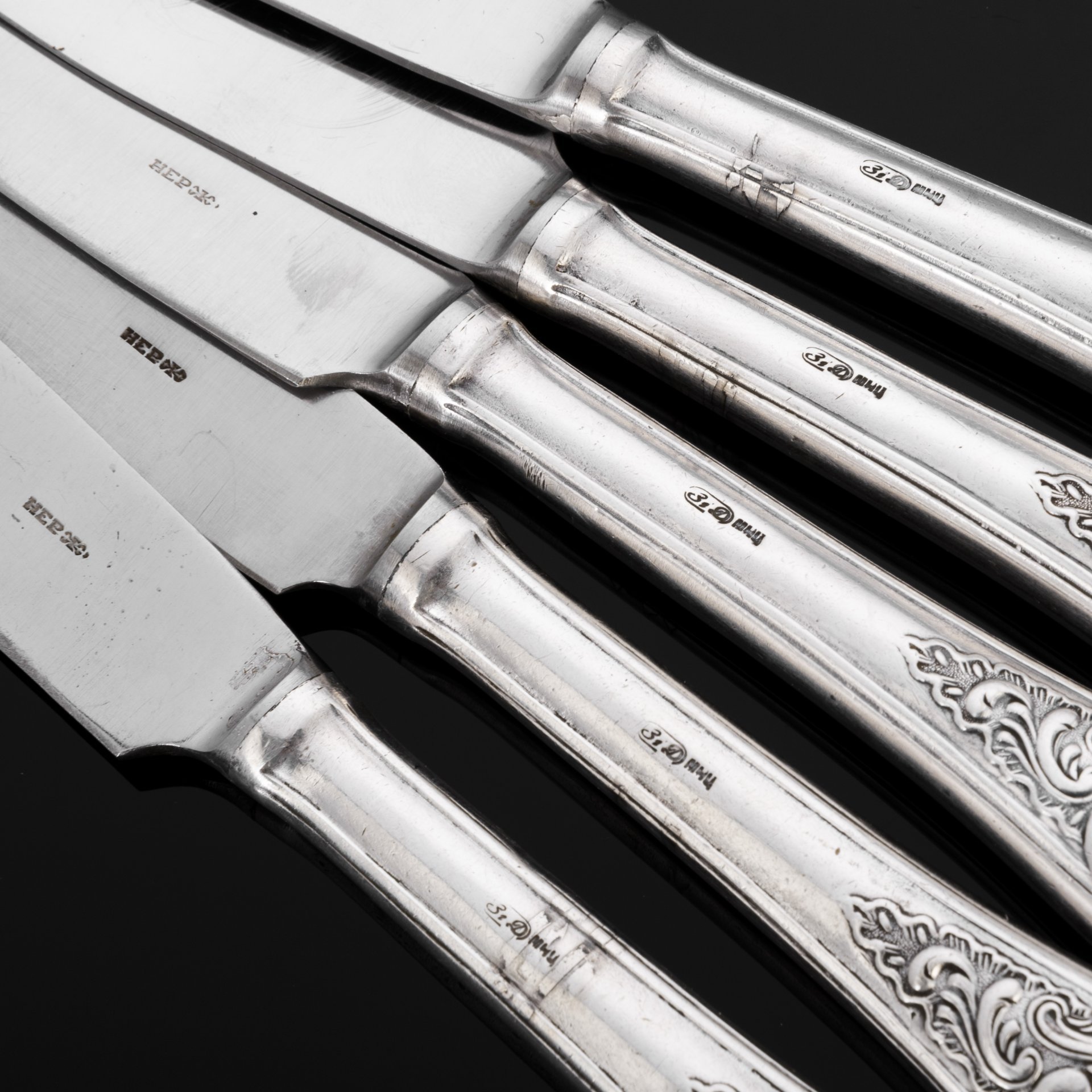 Набор из 5 десертных ножей с растительным декором, Киевский завод столовых приборов и посуды им. Дзержинского (ЗiД