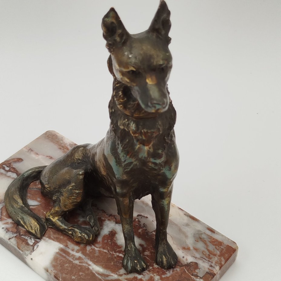 Статуэтка на каменном постаменте "Собака"