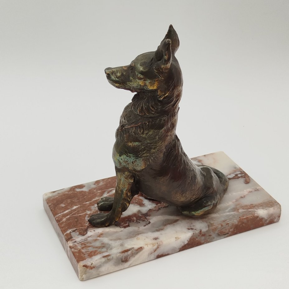 Статуэтка на каменном постаменте "Собака"