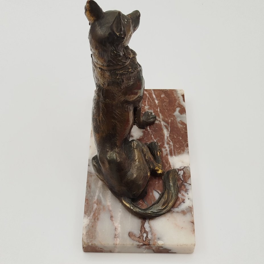 Статуэтка на каменном постаменте "Собака"