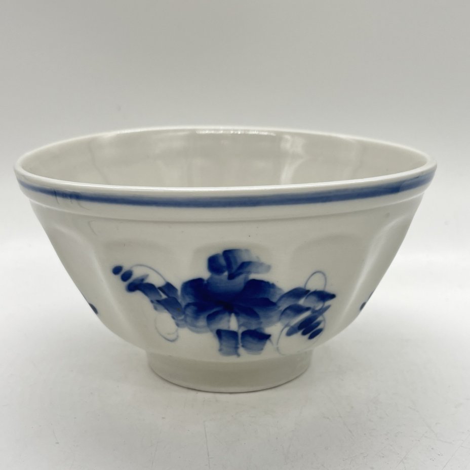 Конфетница с расписным цветочным декором, фарфор, роспись, Речицкий фарфоровый завод (Гжель), СССР, 1972-1985 гг.