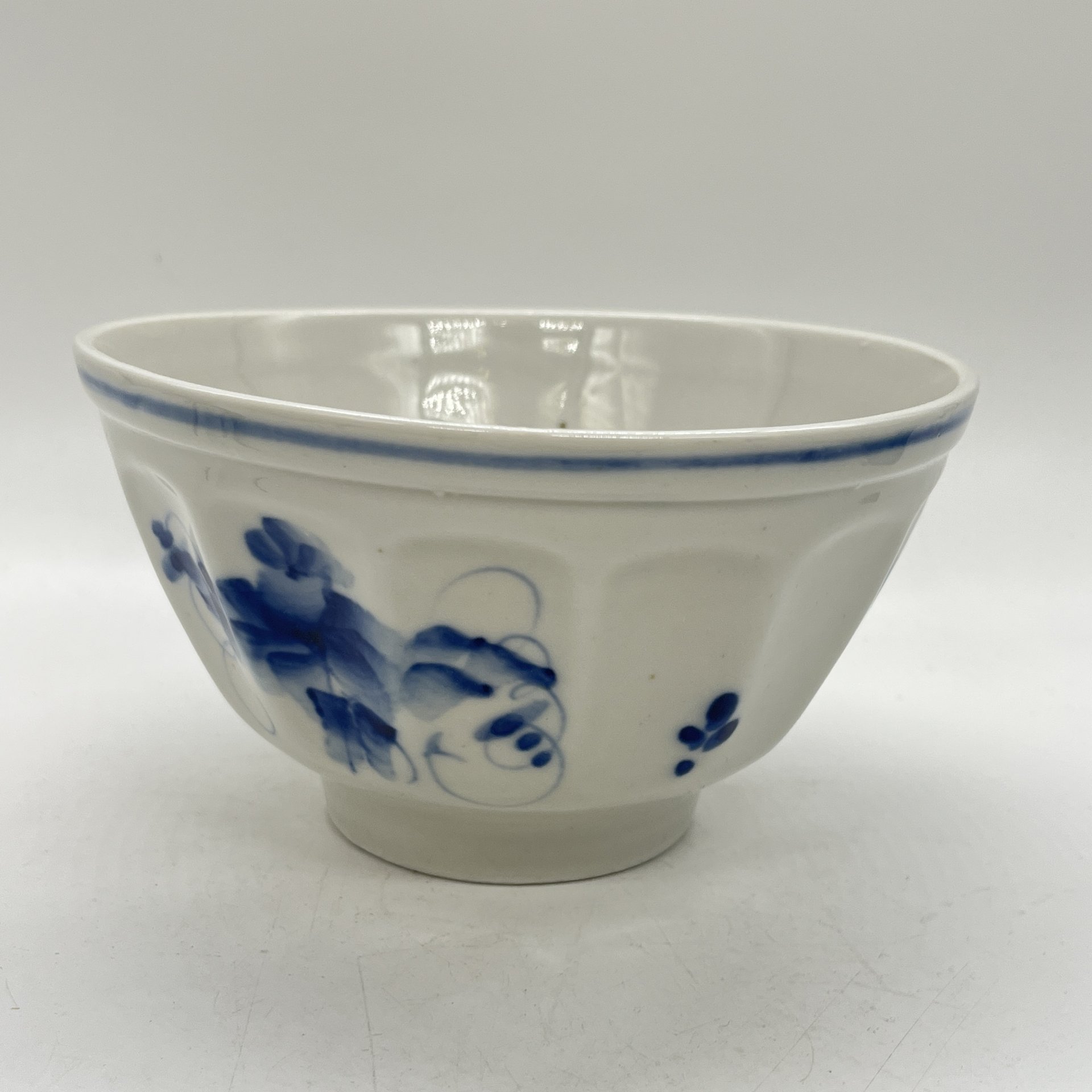 Конфетница с расписным цветочным декором, фарфор, роспись, Речицкий фарфоровый завод (Гжель), СССР, 1972-1985 гг.