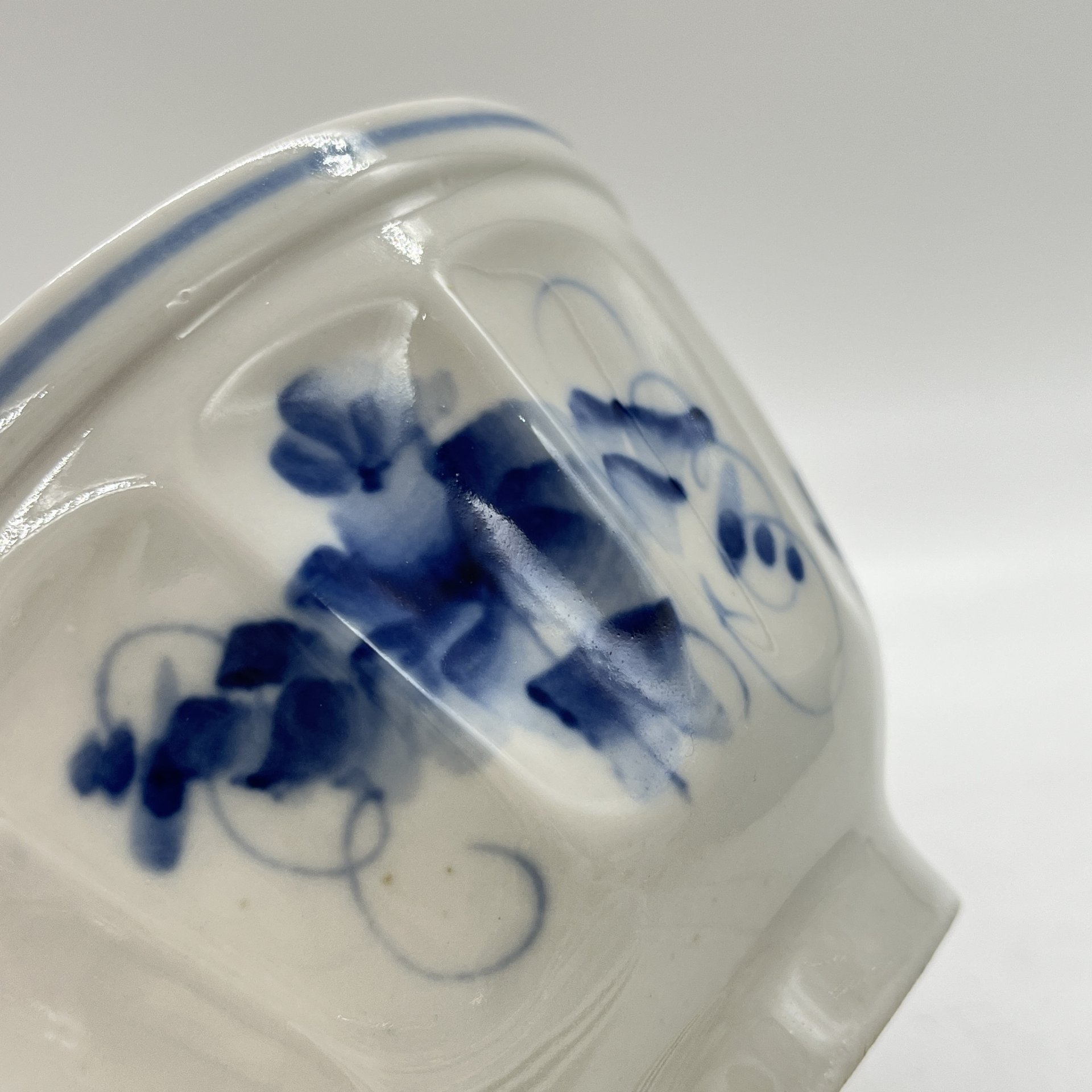 Конфетница с расписным цветочным декором, фарфор, роспись, Речицкий фарфоровый завод (Гжель), СССР, 1972-1985 гг.