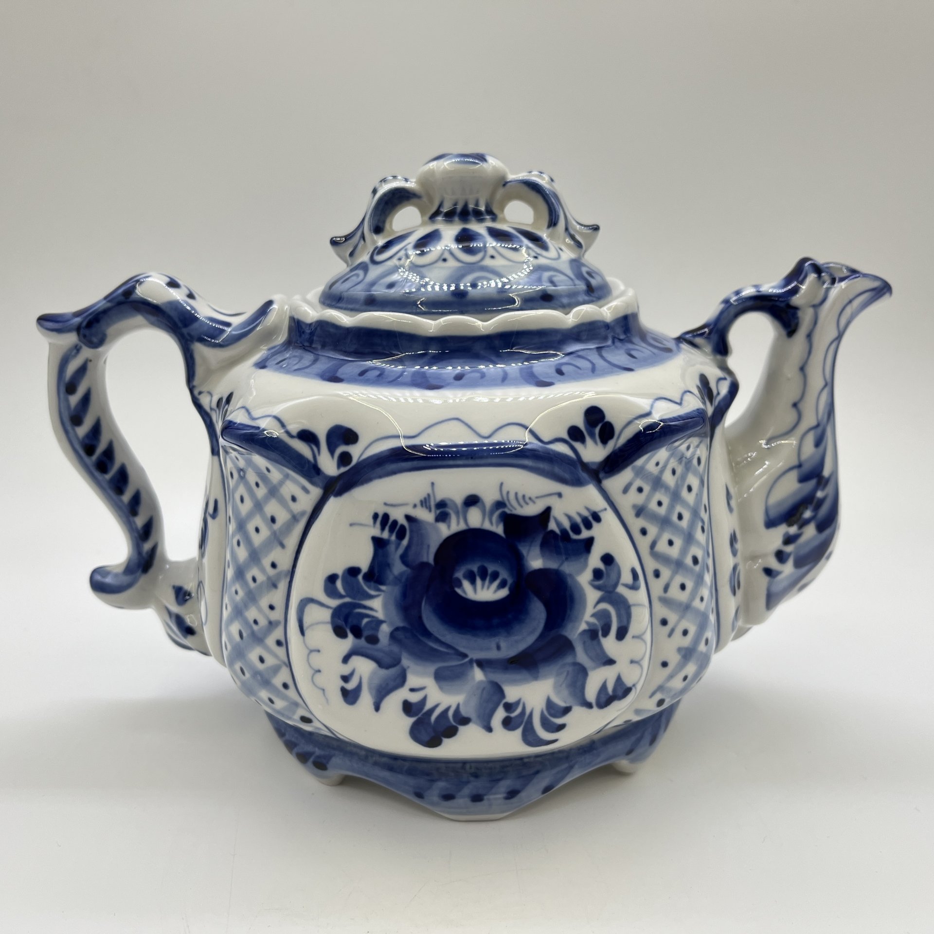 Чайник заварочный, украшенный цветочным декором, Стрелкова, Гжельские узоры