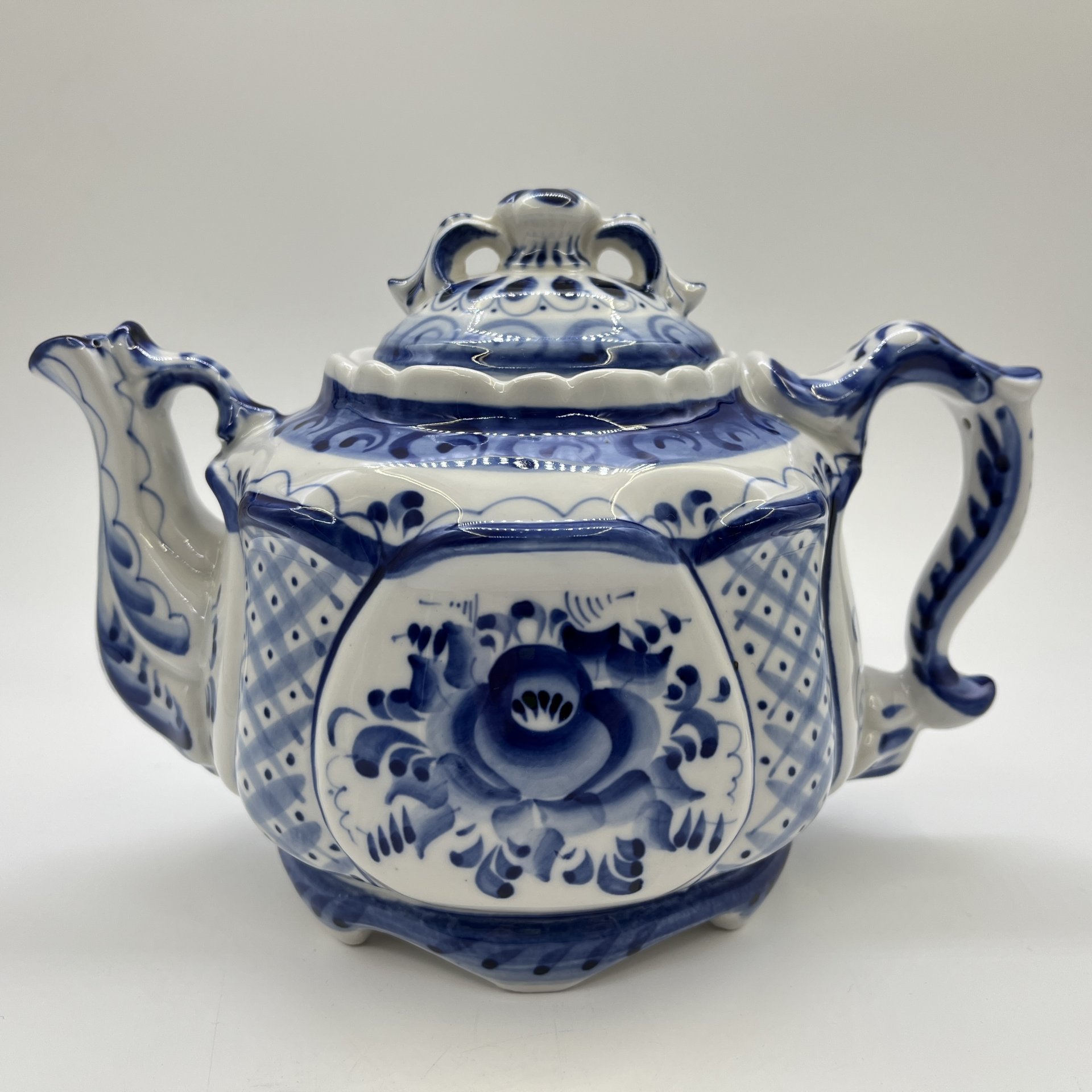 Чайник заварочный, украшенный цветочным декором, Стрелкова, Гжельские узоры