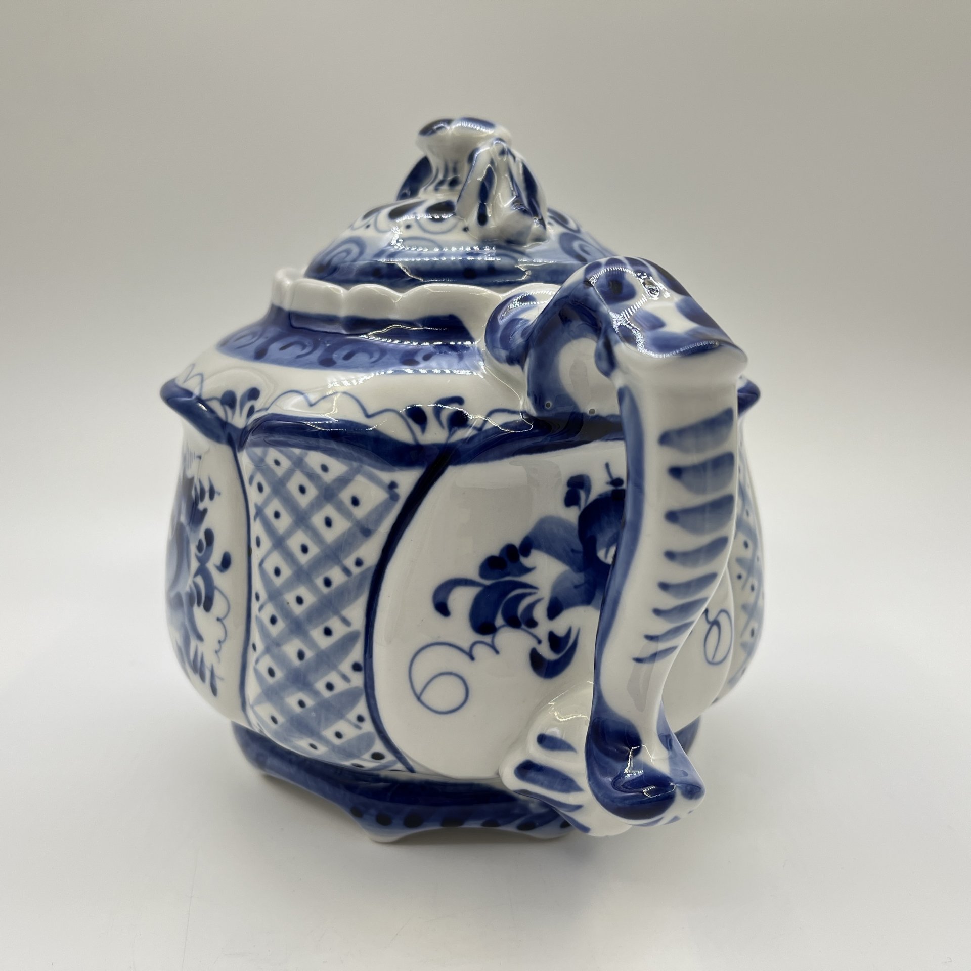 Чайник заварочный, украшенный цветочным декором, Стрелкова, Гжельские узоры