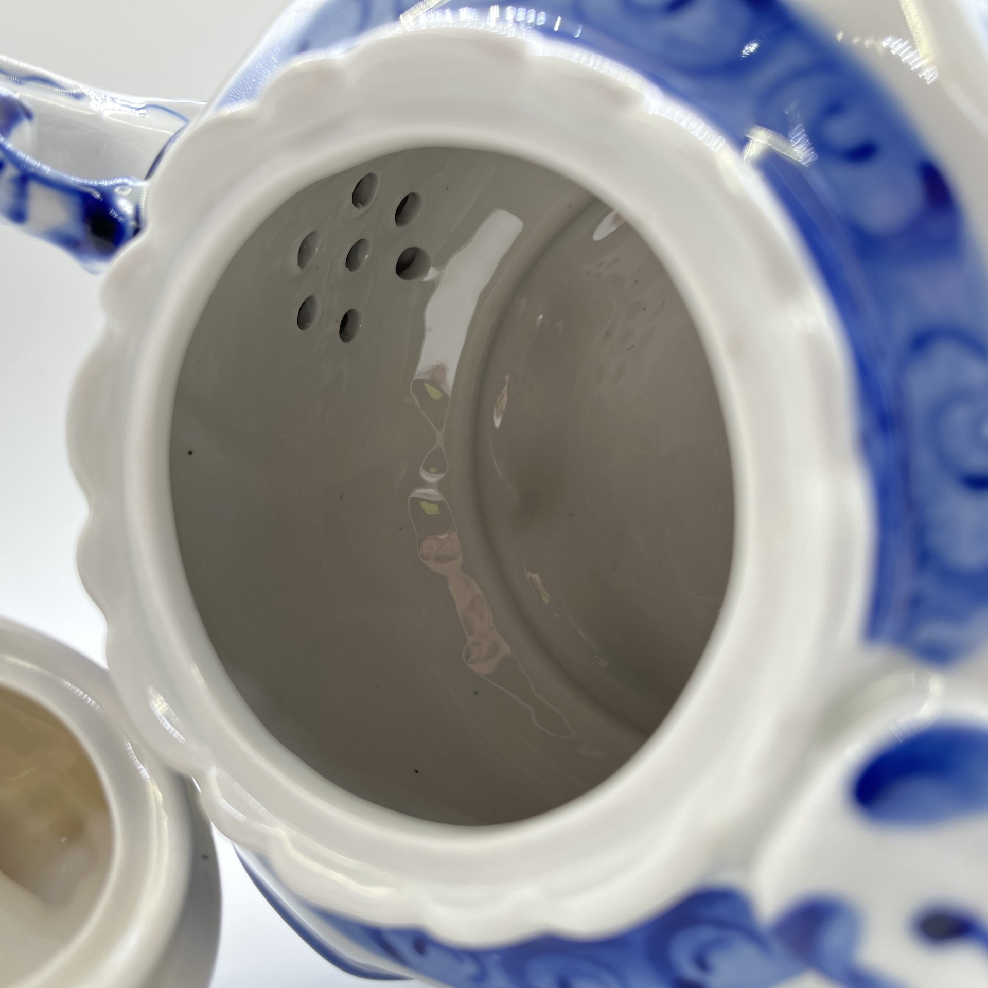 Чайник заварочный, украшенный цветочным декором, Стрелкова, Гжельские узоры