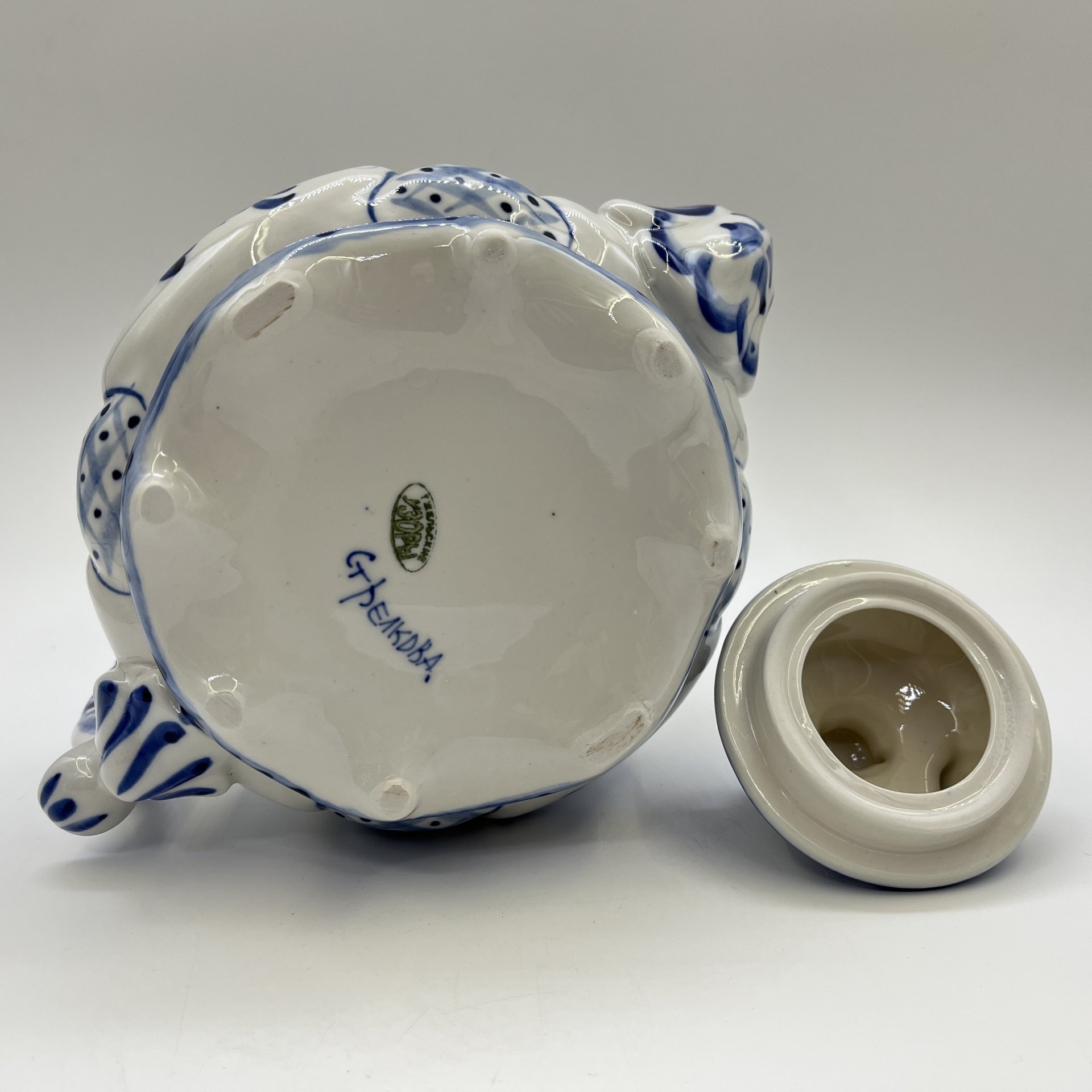 Чайник заварочный, украшенный цветочным декором, Стрелкова, Гжельские узоры