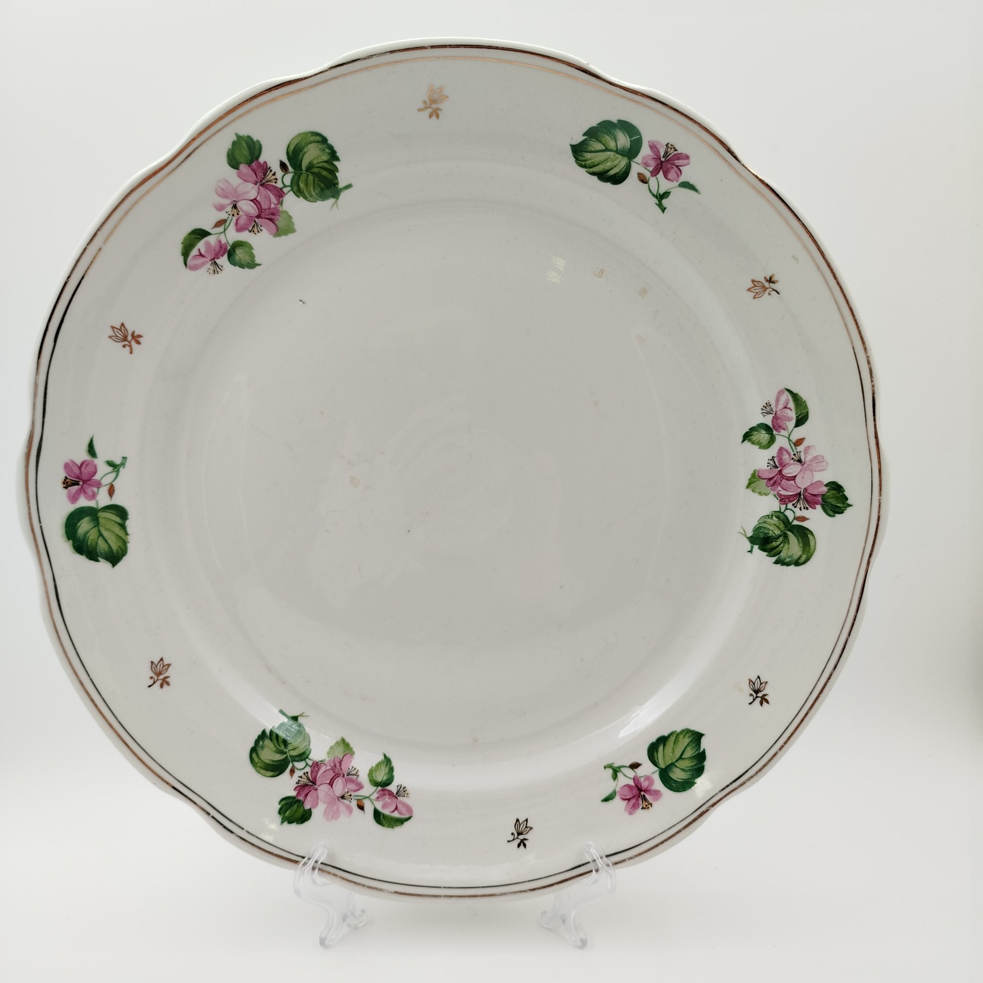 Сервировочное блюдо круглой формы с цветочным декором и фигурным краем, фарфор, деколь, золочение, Дулевский фарфоровый завод (Дулёво), СССР, 1958 г.