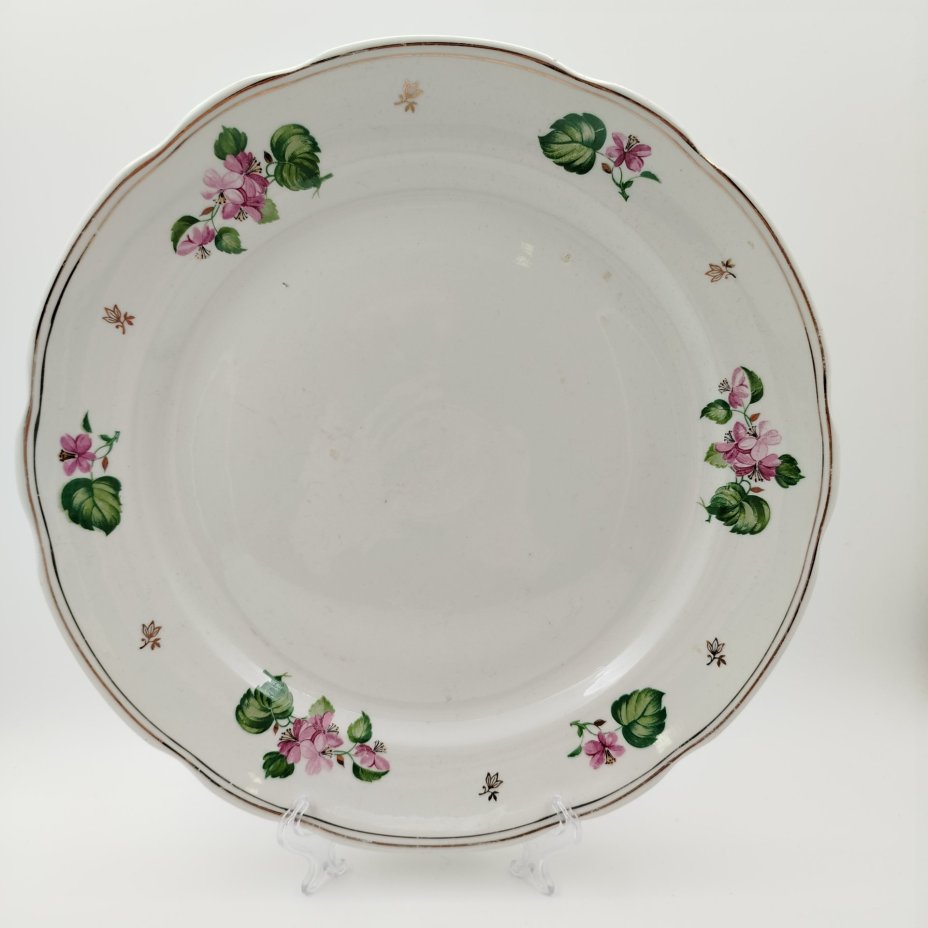 Сервировочное блюдо круглой формы с цветочным декором и фигурным краем, фарфор, деколь, золочение, Дулевский фарфоровый завод (Дулёво), СССР, 1958 г.