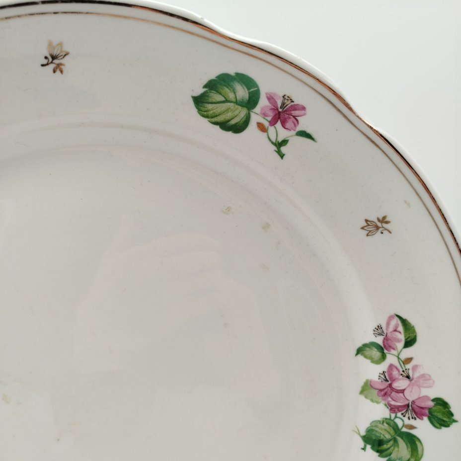 Сервировочное блюдо круглой формы с цветочным декором и фигурным краем, фарфор, деколь, золочение, Дулевский фарфоровый завод (Дулёво), СССР, 1958 г.