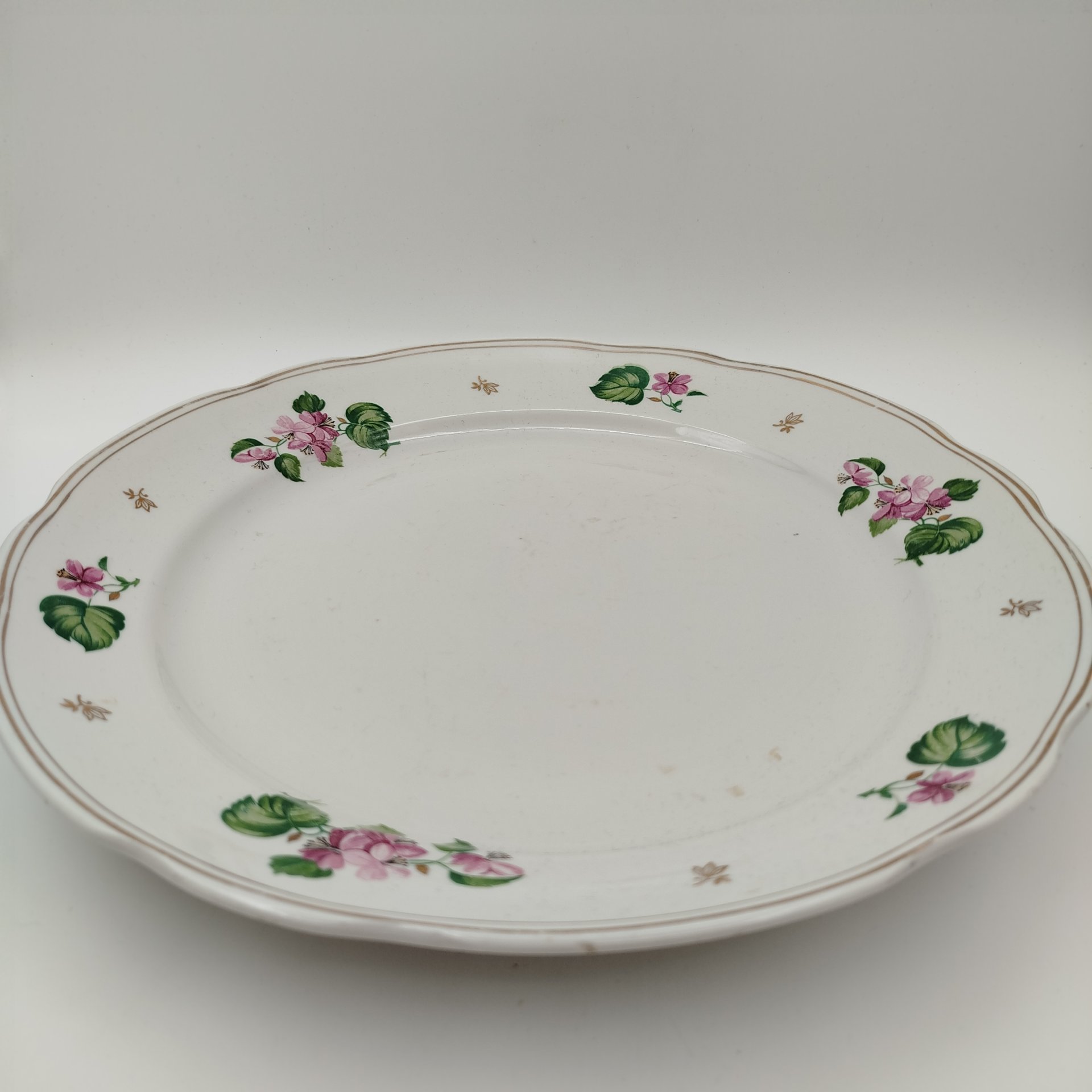 Сервировочное блюдо круглой формы с цветочным декором и фигурным краем, фарфор, деколь, золочение, Дулевский фарфоровый завод (Дулёво), СССР, 1958 г.