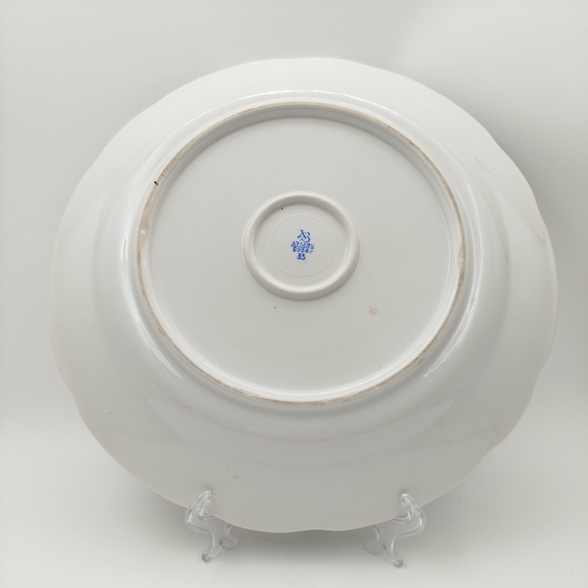 Сервировочное блюдо круглой формы с цветочным декором и фигурным краем, фарфор, деколь, золочение, Дулевский фарфоровый завод (Дулёво), СССР, 1958 г.