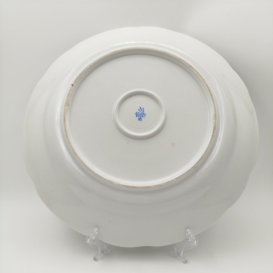 Сервировочное блюдо круглой формы с цветочным декором и фигурным краем, фарфор, деколь, золочение, Дулевский фарфоровый завод (Дулёво), СССР, 1958 г.