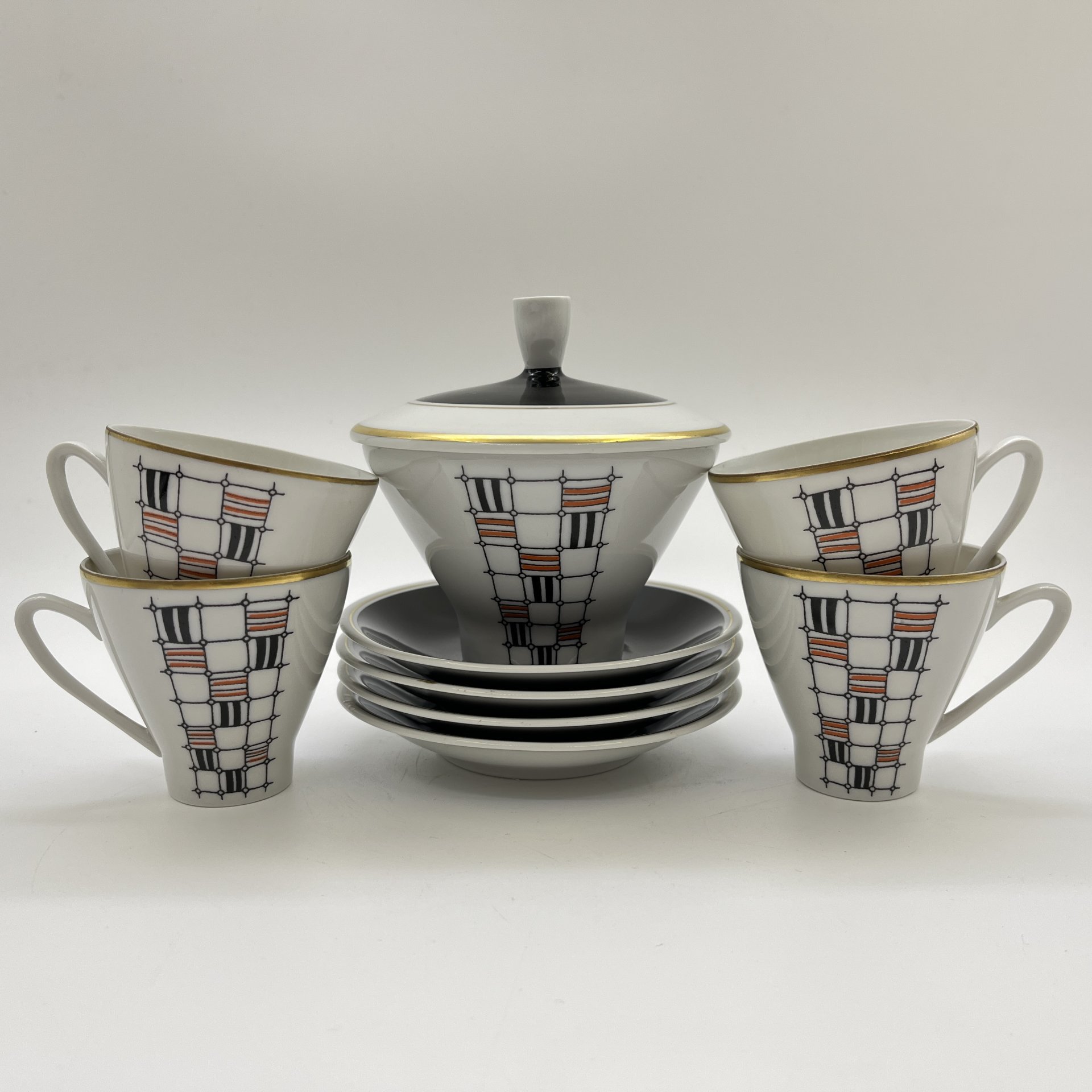 Набор кофейный c минималистичным геометрическим декором на 4 персоны (9 предметов: сахарница и кофейные пары), фарфор, крытье, деколь, золочение, Freiberger Porzellan, ГДР, 1957-1972 гг.