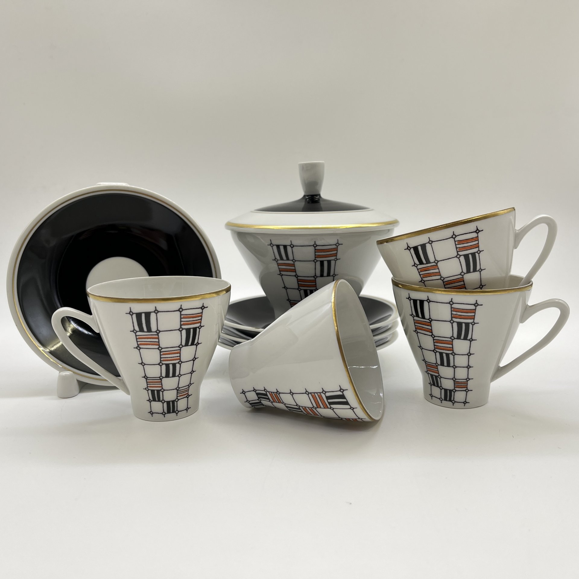 Набор кофейный c минималистичным геометрическим декором на 4 персоны (9 предметов: сахарница и кофейные пары), фарфор, крытье, деколь, золочение, Freiberger Porzellan, ГДР, 1957-1972 гг.