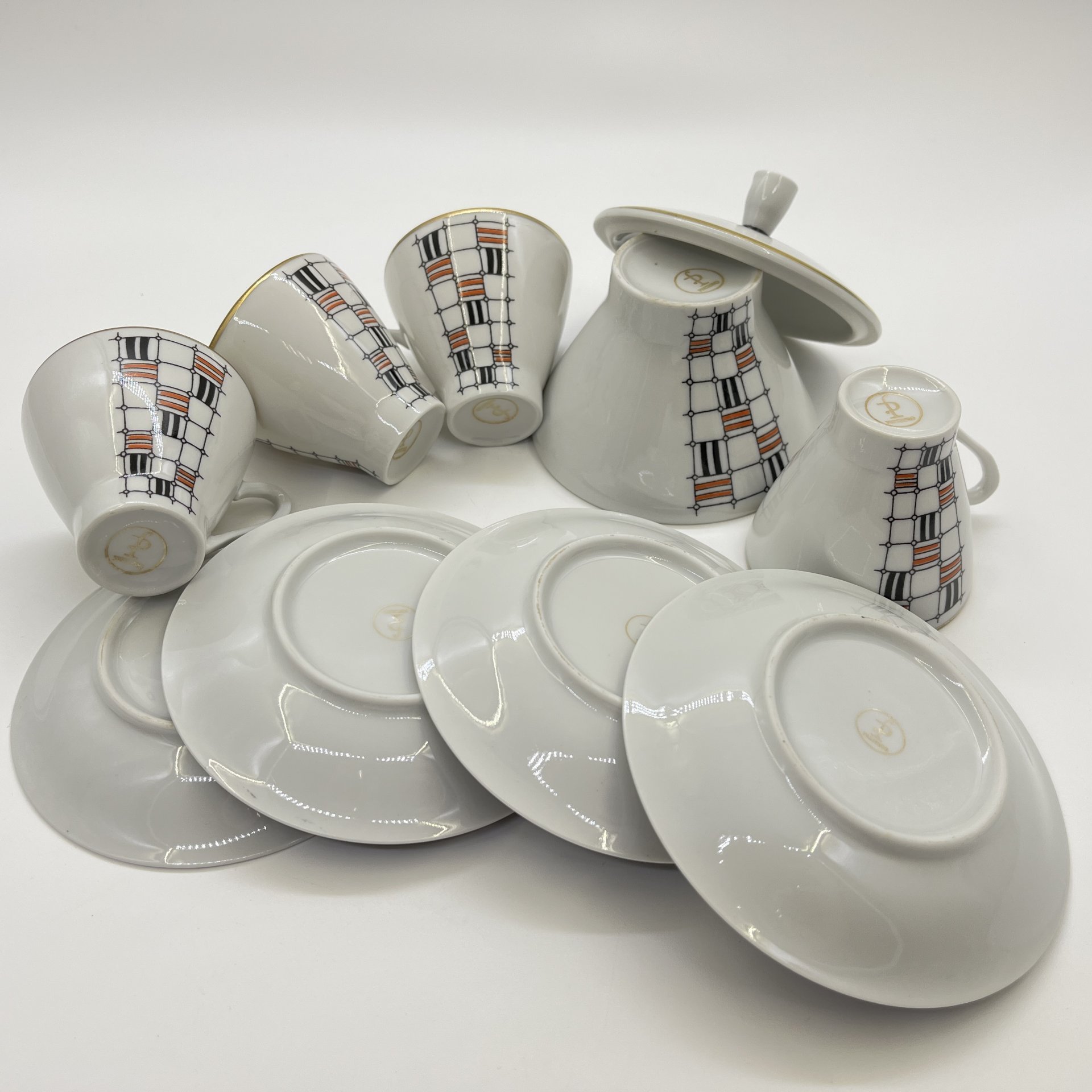 Набор кофейный c минималистичным геометрическим декором на 4 персоны (9 предметов: сахарница и кофейные пары), фарфор, крытье, деколь, золочение, Freiberger Porzellan, ГДР, 1957-1972 гг.