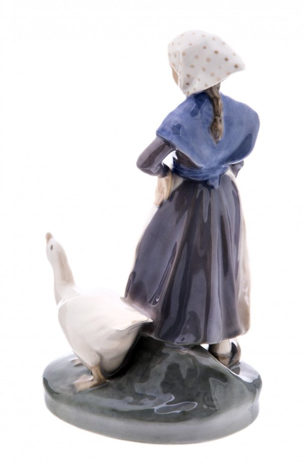 Статуэтка "Девочка-пастушка с гусем", фарфор, фирма "Royal Copenhagen", Дания, 1953 г., Royal Copenhagen