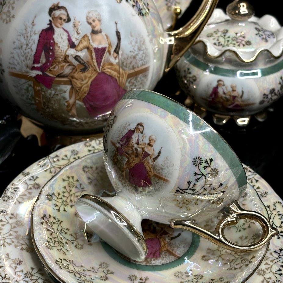 Сервиз кофейный, декорированный галантной сценой и растительным декором (21 предмет), фарфор, люстр, золочение, деколь, Япония, 1980-2000 гг.