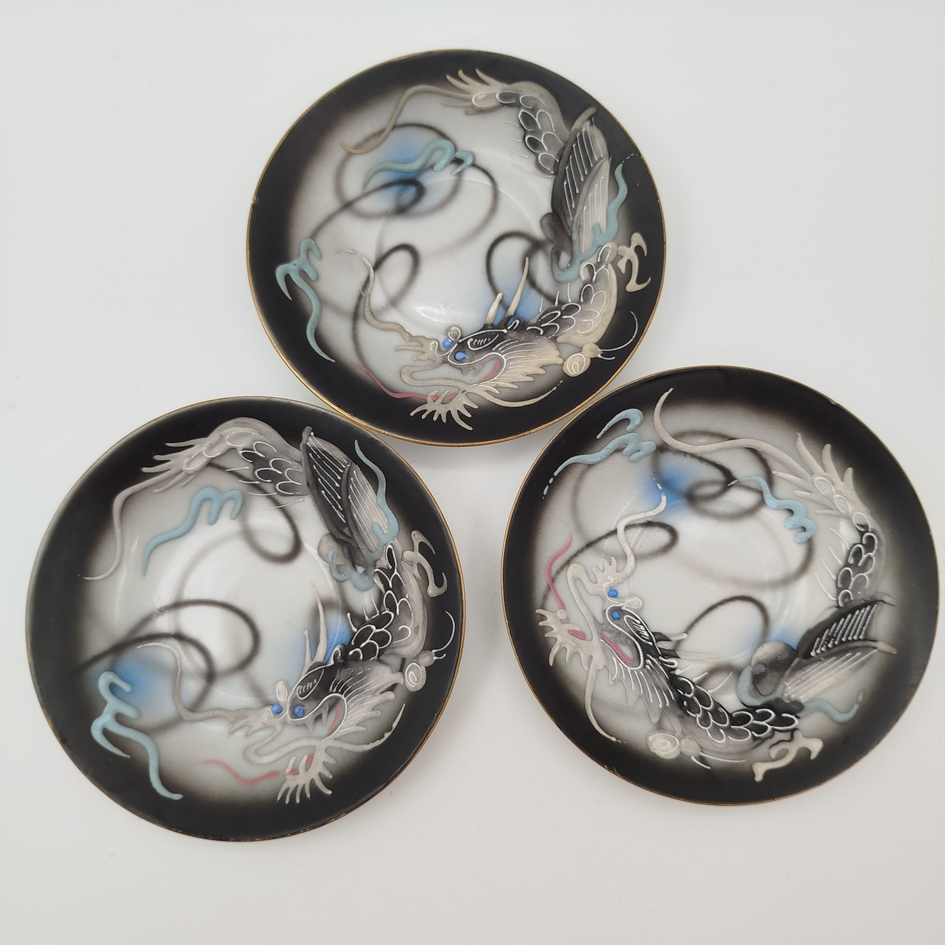 Набор из 3-х кофейных пар "Дракон", Lux Porcelain FAHD M.K., фарфор, бисквит, роспись, золочение, Азия, 1970-1990 гг.