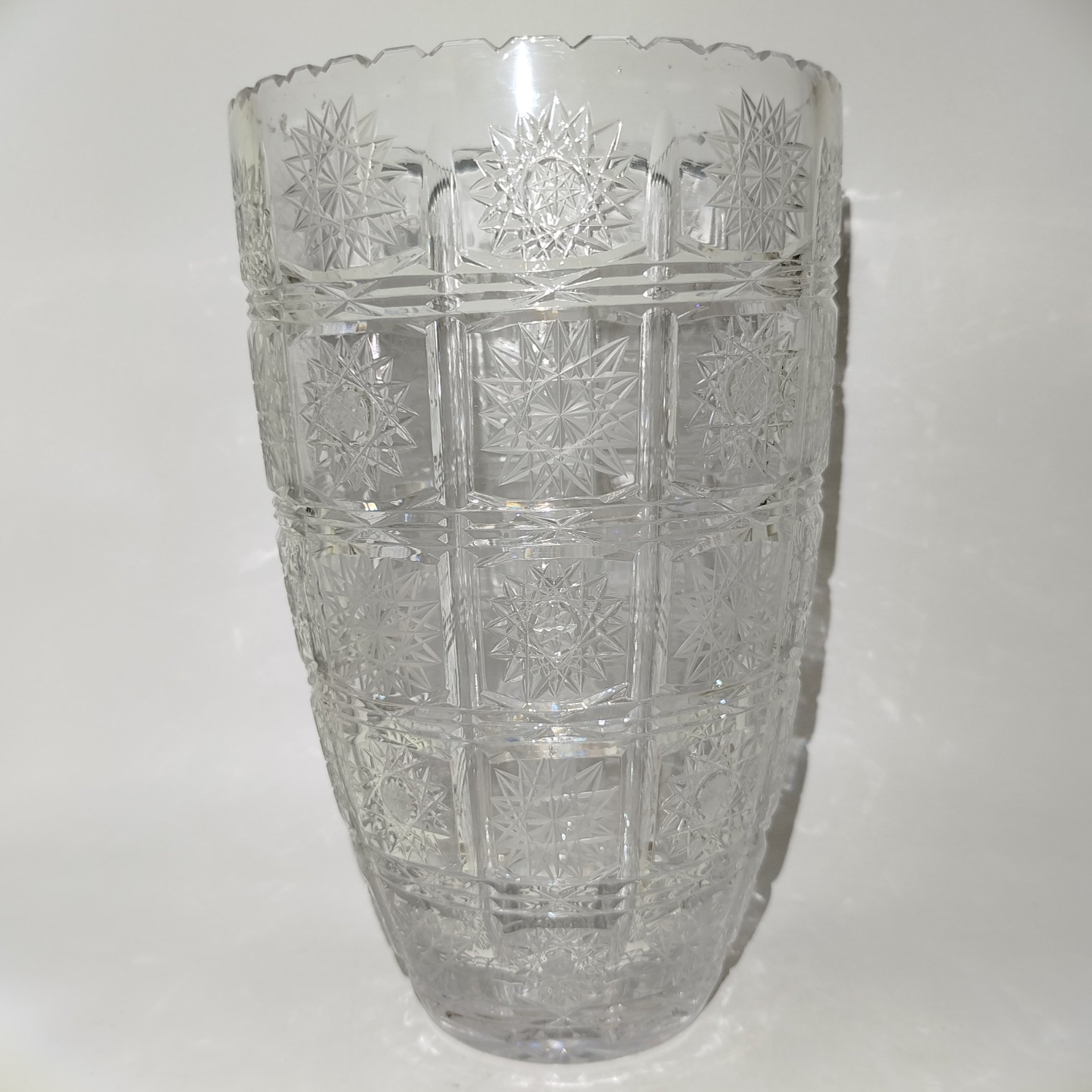 Крупная ваза с рельефным резным декором, хрусталь, алмазная грань, Bohemia Crystal (Bohemia Glass), Чехословакия, 1970-1990 гг.