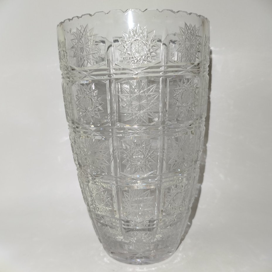 Крупная ваза с рельефным резным декором, хрусталь, алмазная грань, Bohemia Crystal (Bohemia Glass), Чехословакия, 1970-1990 гг.
