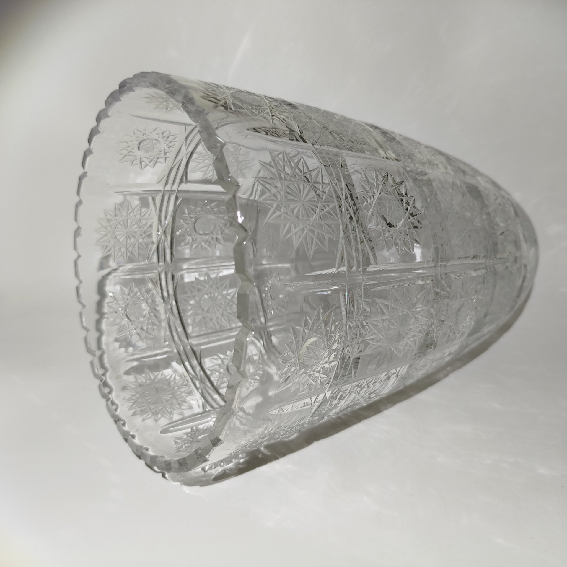 Крупная ваза с рельефным резным декором, хрусталь, алмазная грань, Bohemia Crystal (Bohemia Glass), Чехословакия, 1970-1990 гг.