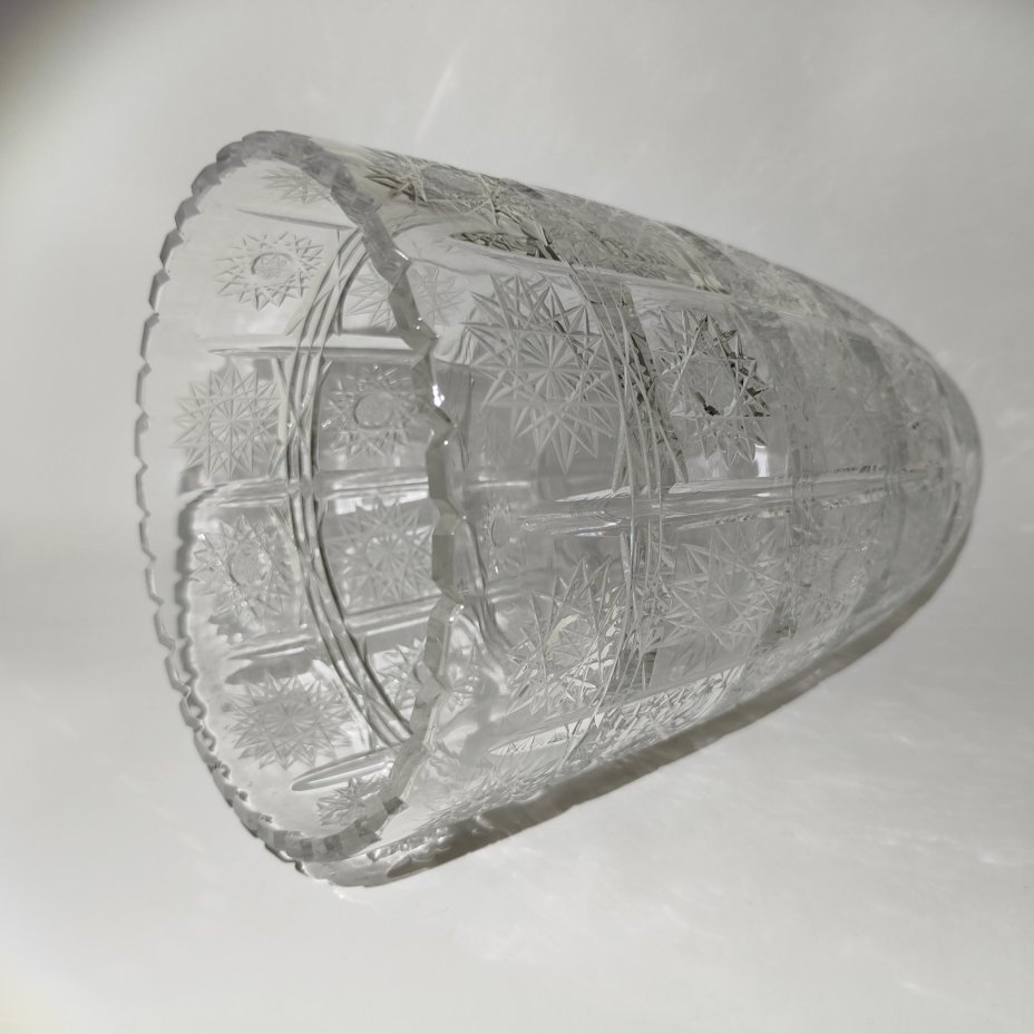 Крупная ваза с рельефным резным декором, хрусталь, алмазная грань, Bohemia Crystal (Bohemia Glass), Чехословакия, 1970-1990 гг.