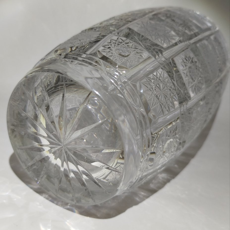 Крупная ваза с рельефным резным декором, хрусталь, алмазная грань, Bohemia Crystal (Bohemia Glass), Чехословакия, 1970-1990 гг.