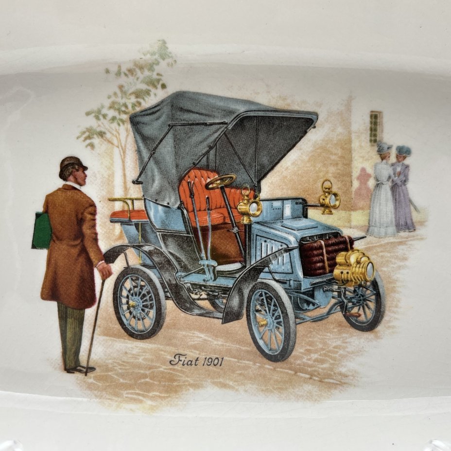 Лоток для мелочей, украшенный изображением автомобиля "Fiat 1901"