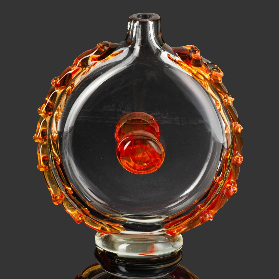 Штоф оригинальной формы с волнообразными выступающими элементами по бокам и рельефным медальоном на тулове, стекло, гутная техника, налепы, Львовская керамико-скульптурная фабрика (ЛКСФ), СССР, 1960-1980 гг.