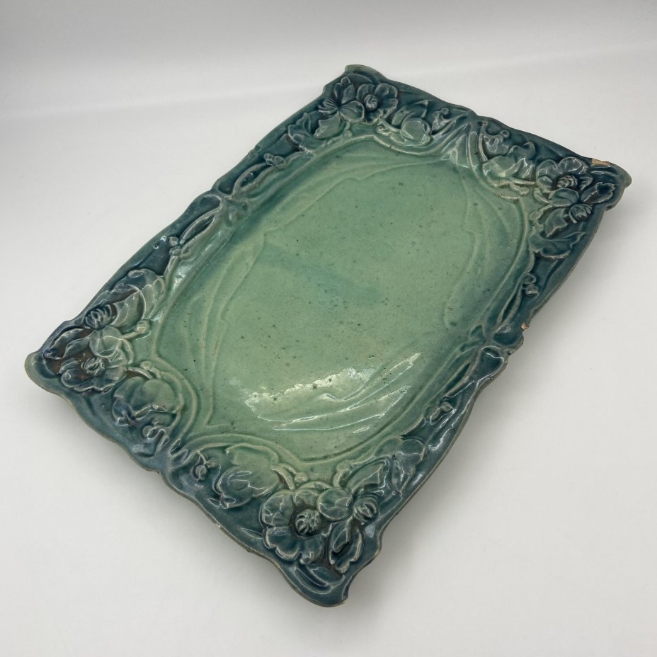 Блюдо прямоугольной с цветочным рельефным декором в стиле модерн, фаянс, крытье, Западная Европа, 1890-1910 гг.