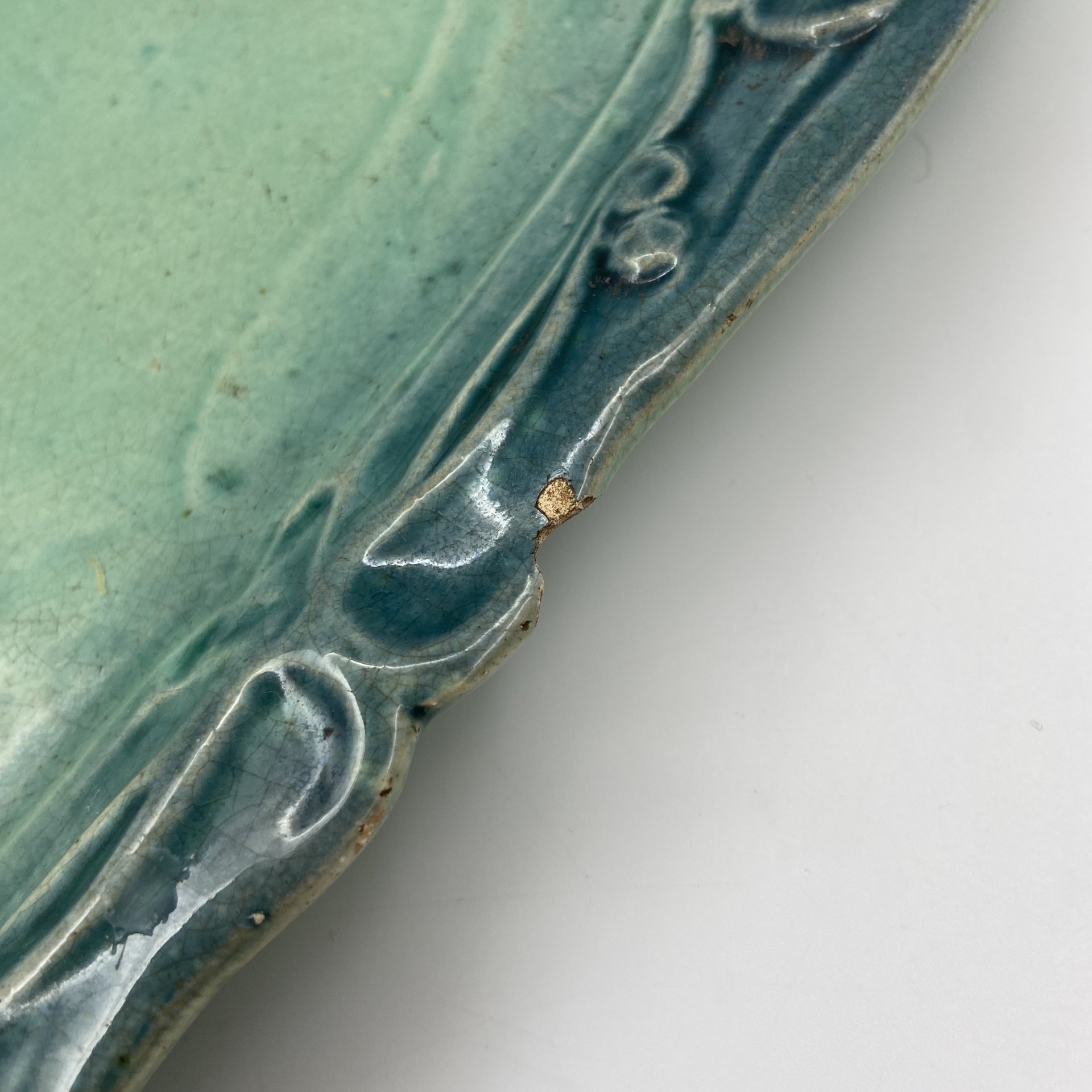 Блюдо прямоугольной с цветочным рельефным декором в стиле модерн, фаянс, крытье, Западная Европа, 1890-1910 гг.