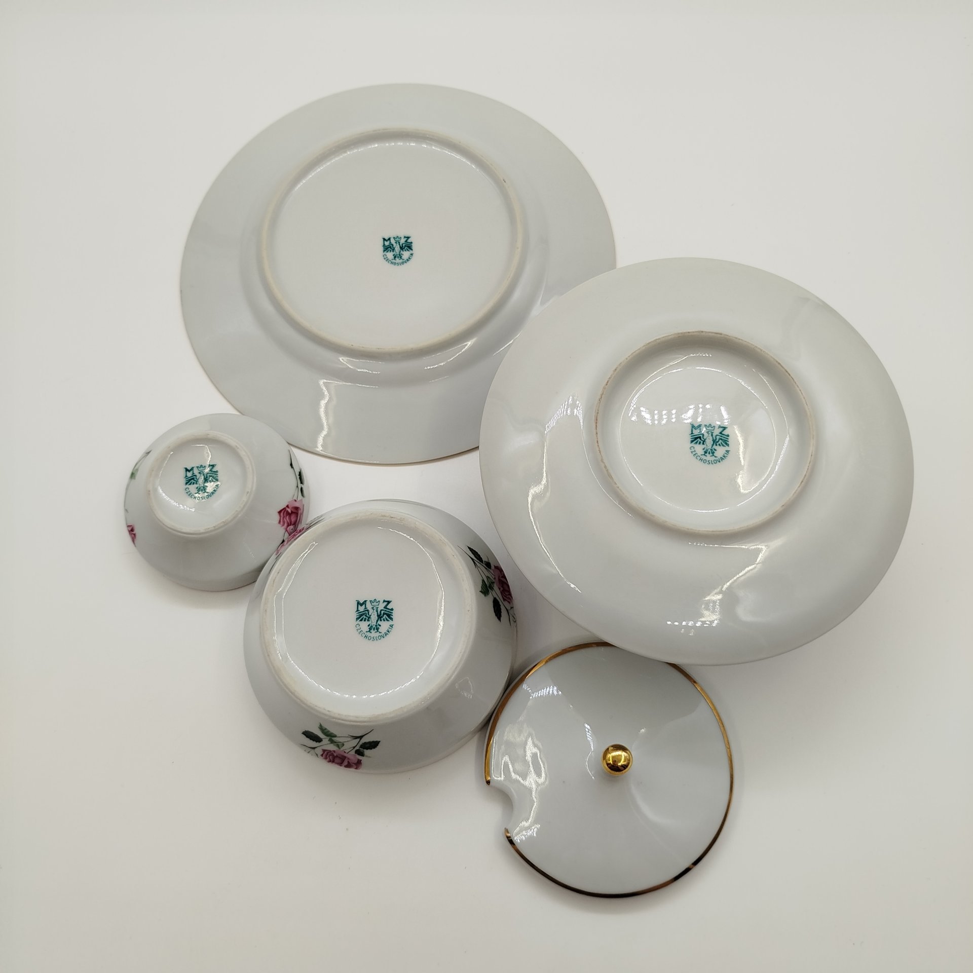 Набор для сервировки украшенный цветочным декором(соусник, солонка, сахарница, десертная тарелка), фарфор, деколь, золочение, Moritz Zdekauer (MZ), Чехословакия, 1970-1990 гг.