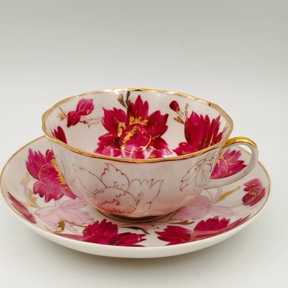 Чайная пара, украшенная цветами малинового оттенка